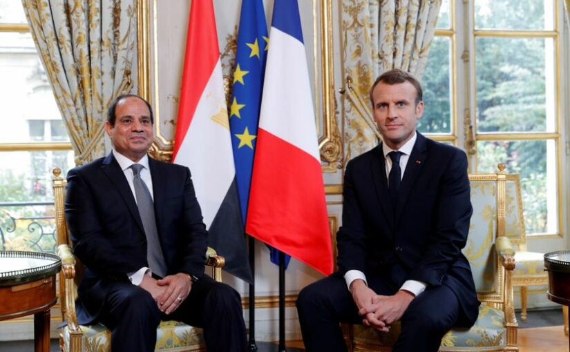 L'image montre la rencontre entre le président égyptien et le président français, à Paris, quand Emmanuel Macron a décerné la légion d'honneur au président égyptien. L'image montre l'hypocrisie de la situation, la légion d'honneur à un dictateur, c'est honteux.